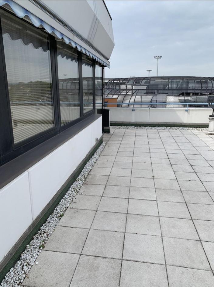 Im Herzen Von Wiesdorf- Blick Auf Das Bayer-Kreuz -Appartement Mit 2 Schlafzimmern-Fuer 3 Personen -Zentral Gelegen - Friedrich Ebert Platz 5A , 4Te Etage - Dachterrasse Und Sauna - Kaution Pflicht - Leverkusen Extérieur photo