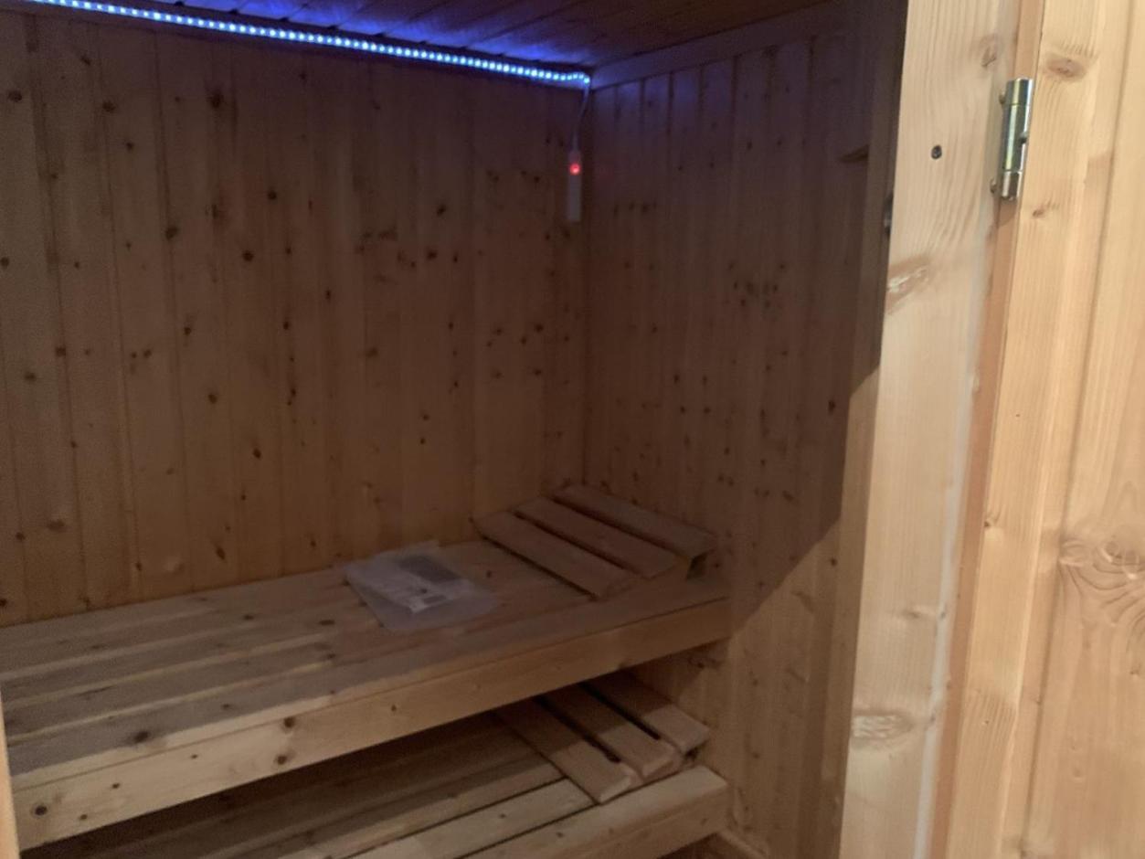 Im Herzen Von Wiesdorf- Blick Auf Das Bayer-Kreuz -Appartement Mit 2 Schlafzimmern-Fuer 3 Personen -Zentral Gelegen - Friedrich Ebert Platz 5A , 4Te Etage - Dachterrasse Und Sauna - Kaution Pflicht - Leverkusen Extérieur photo