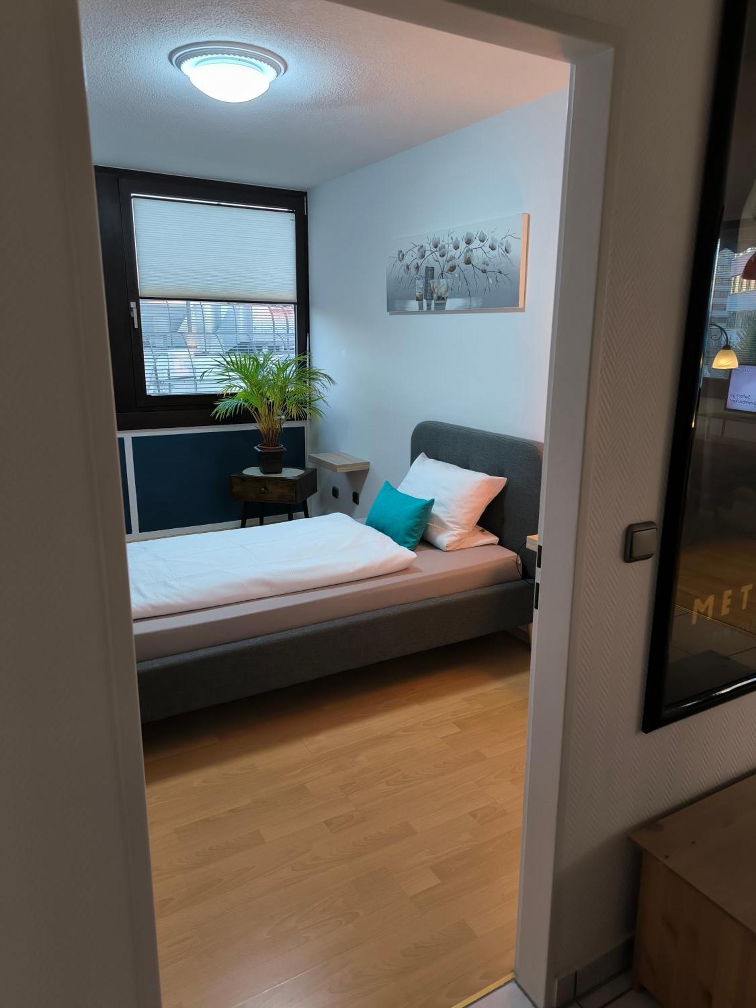 Im Herzen Von Wiesdorf- Blick Auf Das Bayer-Kreuz -Appartement Mit 2 Schlafzimmern-Fuer 3 Personen -Zentral Gelegen - Friedrich Ebert Platz 5A , 4Te Etage - Dachterrasse Und Sauna - Kaution Pflicht - Leverkusen Extérieur photo