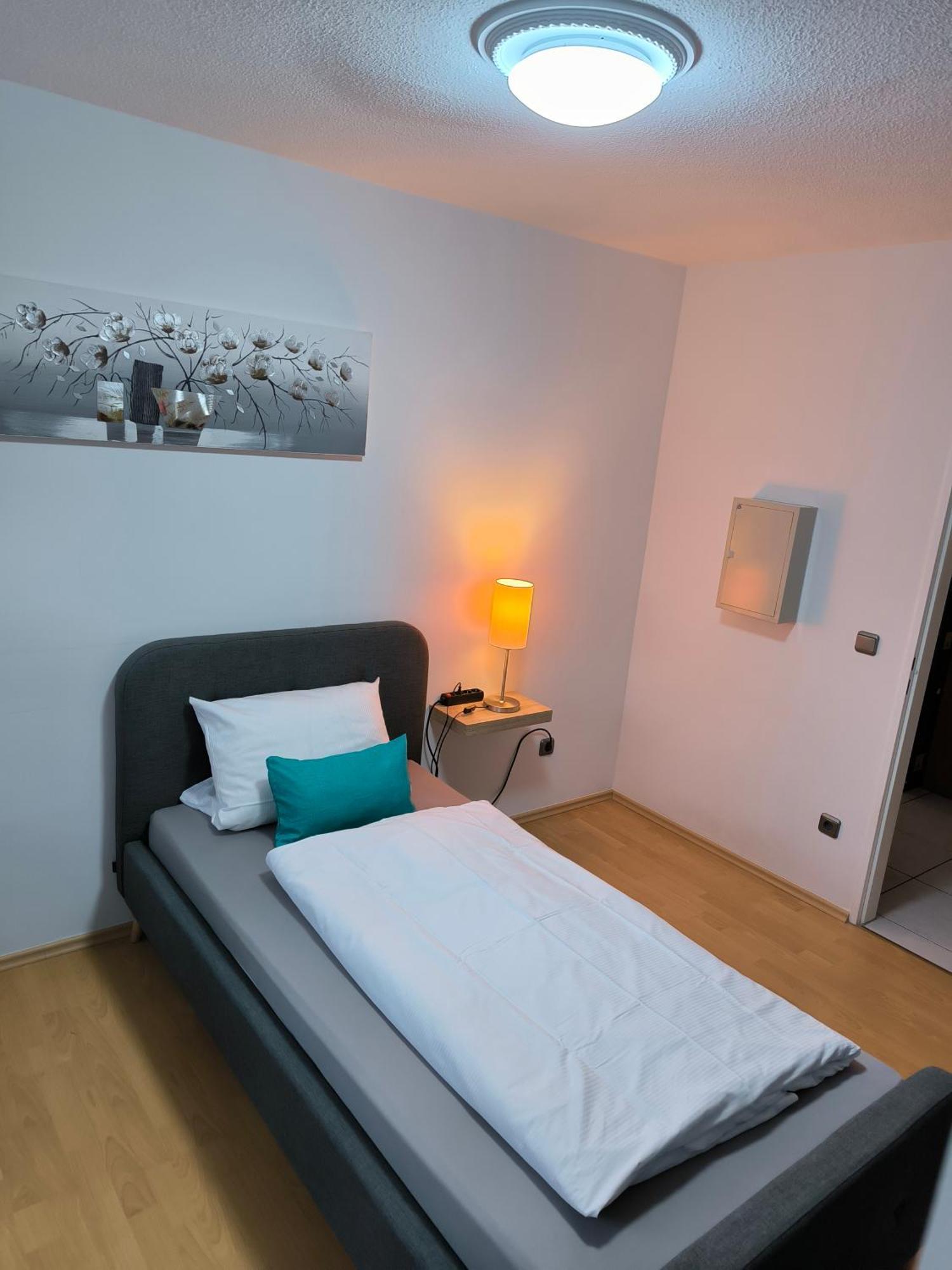Im Herzen Von Wiesdorf- Blick Auf Das Bayer-Kreuz -Appartement Mit 2 Schlafzimmern-Fuer 3 Personen -Zentral Gelegen - Friedrich Ebert Platz 5A , 4Te Etage - Dachterrasse Und Sauna - Kaution Pflicht - Leverkusen Extérieur photo